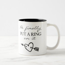 Hij zette eindelijk een ring op het Mok
