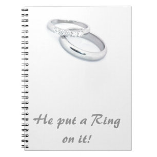 Hij zette er een ring op notitieboek