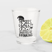 Hij ziet je als je Drink | Santa Humor Shot Glas (Voorkant)