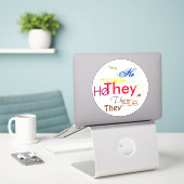 Hij/Zij Overal Sticker (Laptop op bureau)