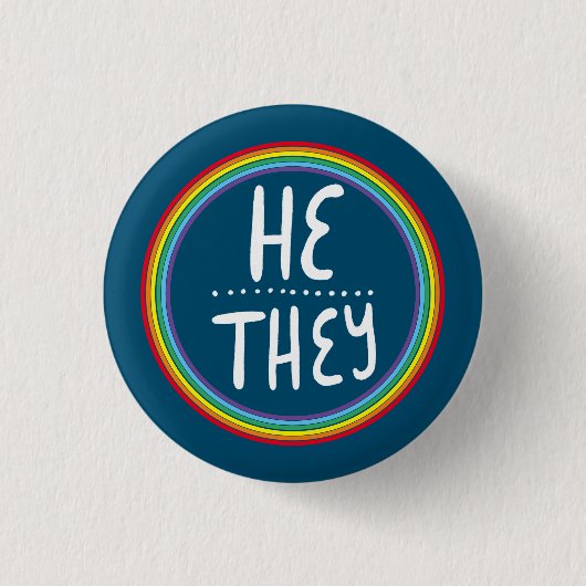 HIJ/ZIJ Pronouns Rainbow Handbrief-handlettered Mi Ronde Button 3,2 Cm (Voorkant)