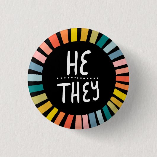 HIJ/ZIJ Pronouns Rainbow Handlettered Pride Ronde Button 3,2 Cm (Voorkant)