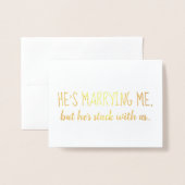 Hij zit bij ons vast | Bruidsmeisje of Maid of Hon Folie Kaarten (Voorkant met envelop)