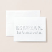 Hij zit bij ons vast | Bruidsmeisje of Maid of Hon Folie Kaarten (Voorkant met envelop)