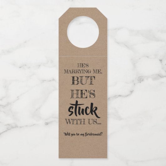 Hij zit vast bij ons - grappig bruidsmeisje voorst flessenhanger (Voorkant)