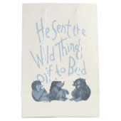 Hij zond de wilde dingen uit naar bed - blauw medium cadeauzakje (Achterkant)