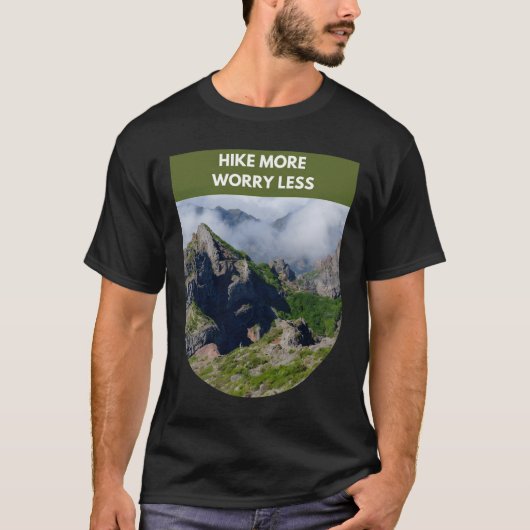 HIKE MORE WORRY LESS - WANDELCITAAT T-SHIRT (Voorkant)