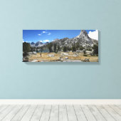 Hiker bij Rae Lakes onder Fin Dome- John Muir Trai Canvas Afdruk (Insitu (Houten vloer))