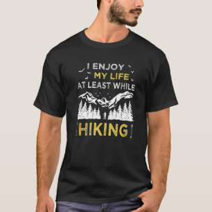 Hiker geniet tenminste van mijn leven terwijl ik w t-shirt