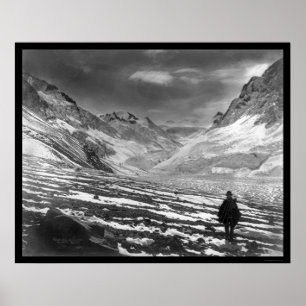 Hiker in de Mount Aconcagua-vallei in Chili 1915 Poster