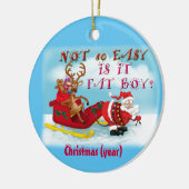 Hilarieuze kerstman met rendierversier keramisch ornament (Links)