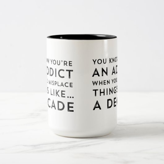 Hilarious Addication Recovery Coffee Cup of Teacup Tweekleurige Koffiemok (Center)