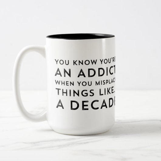 Hilarious Addication Recovery Coffee Cup of Teacup Tweekleurige Koffiemok (Links)