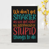 Hilarious Getting Ouder Quote Funny Birthday Kaart (Gele Bloem)