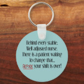 Hilarious Zurse Gifts "Behind each Stable Nurse" Sleutelhanger (Voorkant)