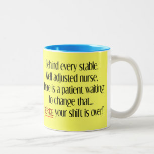 Hilarious Zurse Gifts "Behind each Stable Nurse" Tweekleurige Koffiemok