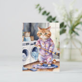 Hilarisch Schattige Kat in Pyjama Doing Wasserij Briefkaart (Staand voorkant)