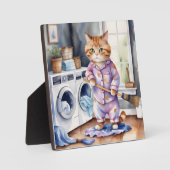 Hilarisch Schattige Kat in Pyjama Doing Wasserij Fotoplaat (Voorkant)