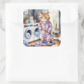 Hilarisch Schattige Kat in Pyjama Doing Wasserij Vierkante Sticker (Tas)