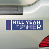 Hill Ja, ik ben nog steeds bij haar. Bumpersticker (Op auto)