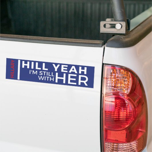 Hill Ja, ik ben nog steeds bij haar. Bumpersticker (Op Truck)