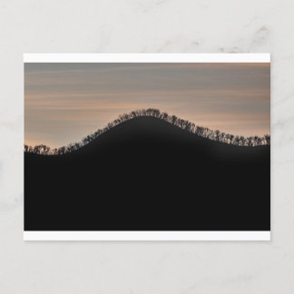 Hill met bomen op zonsondergang briefkaart