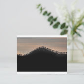 Hill met bomen op zonsondergang briefkaart (Staand voorkant)