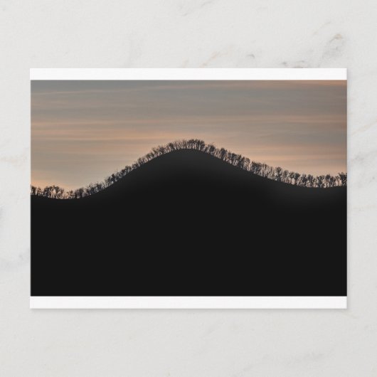 Hill met bomen op zonsondergang briefkaart (Voorkant)