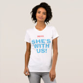 Hillary 2016 "ZE IS BIJ ONS!" T-shirt voor dames (Voorkant volledig)