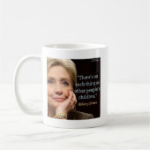 Hillary Clinton en alle kinderoffertes Koffiemok (Links)