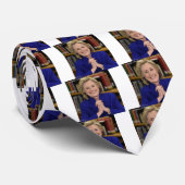 Hillary Clinton Het Dorp Neemt Een Kind Aan Stropdas (Opgerold)