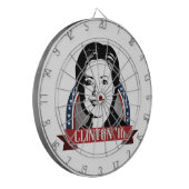 HILLARY CLINTON IN 2016 TE LOPEN DARTBORD (Voorkant Links)