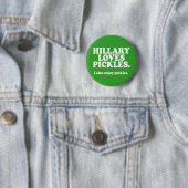 Hillary Loves Pickes V2 Ronde Button 5,7 Cm (In situ)