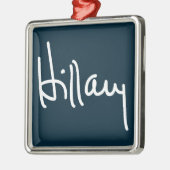 Hillary Signature Metalen Ornament (Links)