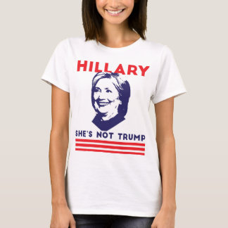 Hillary: Ze is geen Trump. T-shirt