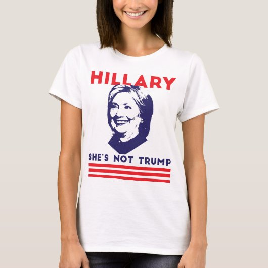 Hillary: Ze is geen Trump. T-shirt (Voorkant)