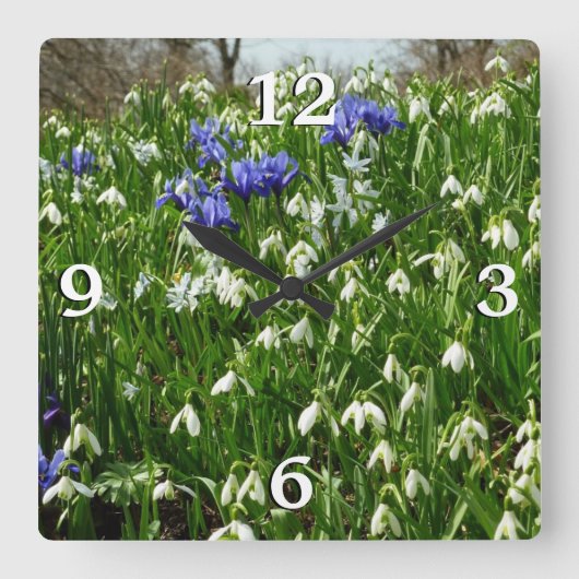 Hillside of Early Spring Flowers Landscape Vierkante Klok (Voorkant)