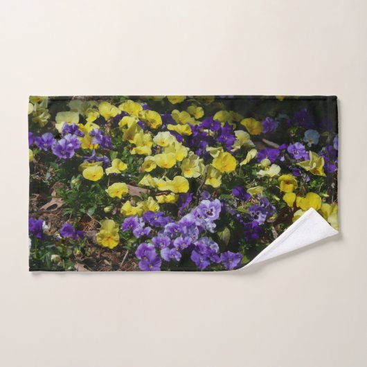 Hillside of Purple and Yellow Pansies Handdoek (Handdoek)