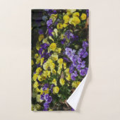 Hillside of Purple and Yellow Pansies Handdoek (Handdoek)