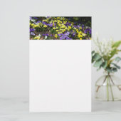 Hillside van Paarse en gele pansies Briefpapier (Staand voorkant)