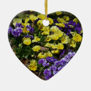 Hillside van Paarse en gele pansies Keramisch Ornament