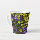 Hillside van Paarse en gele pansies Latte Mok (Linkerhoek)