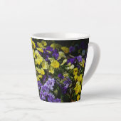 Hillside van Paarse en gele pansies Latte Mok (Rechterhoek)