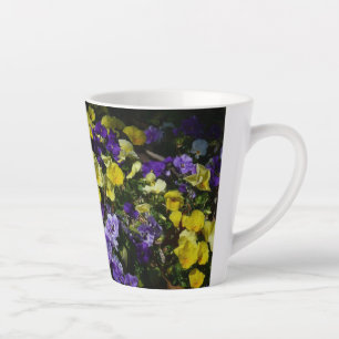 Hillside van Paarse en gele pansies Latte Mok