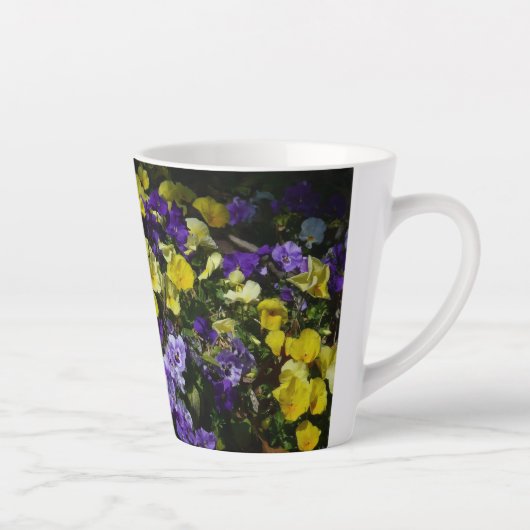 Hillside van Paarse en gele pansies Latte Mok (Rechts)