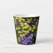 Hillside van Paarse en gele pansies Latte Mok (Voorkant)