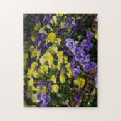 Hillside van Paarse en gele pansies Legpuzzel (Verticaal)