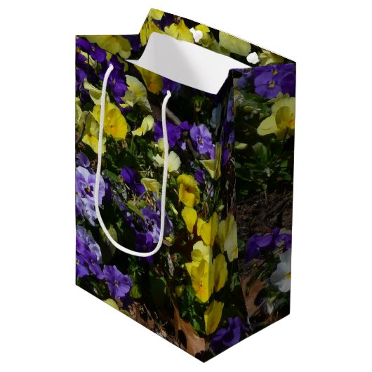 Hillside van Paarse en gele pansies Medium Cadeauzakje (Voorkant Gekanteld)