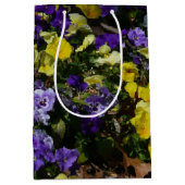 Hillside van Paarse en gele pansies Medium Cadeauzakje (Voorkant)