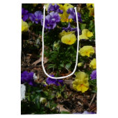 Hillside van Paarse en gele pansies Medium Cadeauzakje (Achterkant)